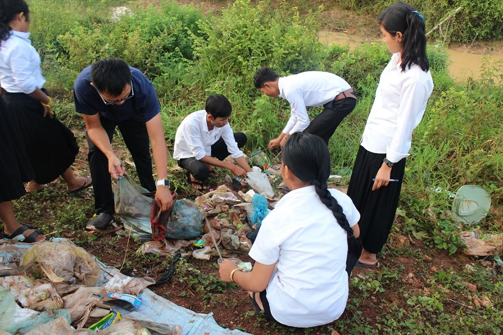團員過去到柬埔寨，與學生們共同清掃環境。