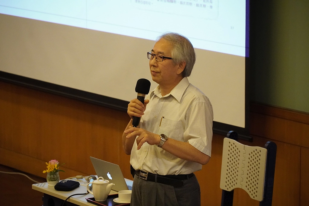 大林慈濟醫院「國際膝關節健康促進中心」主任呂紹睿醫師，在彰化靜思堂人文心靈講座分享護膝的重要性。
