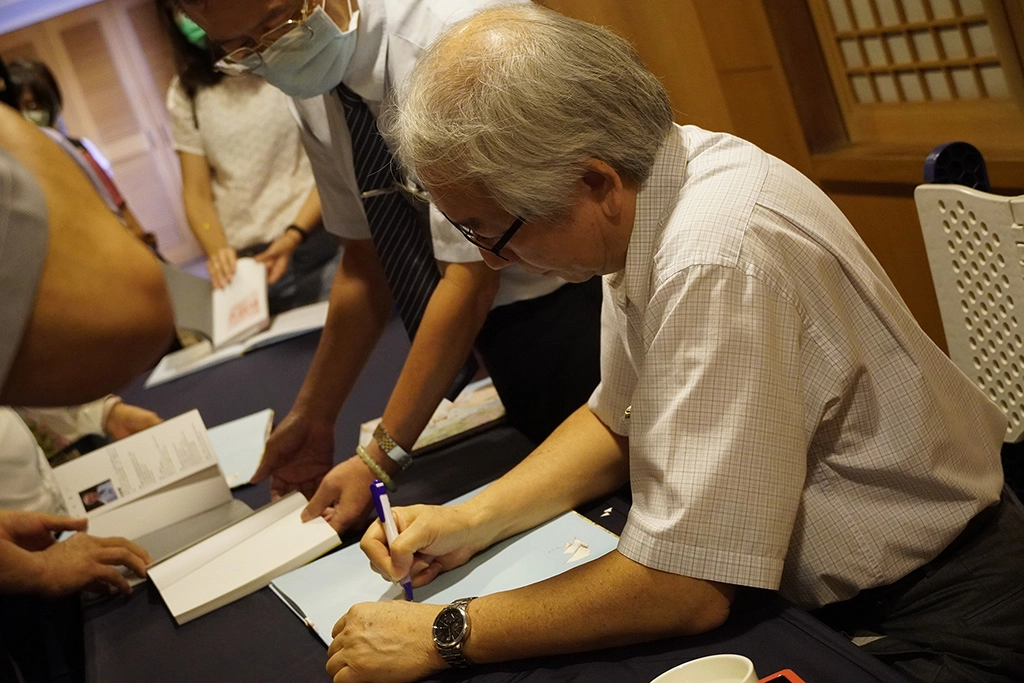 大林慈濟醫院「國際膝關節健康促進中心」主任呂紹睿醫師，在彰化靜思堂人文心靈講座分享護膝的重要性。