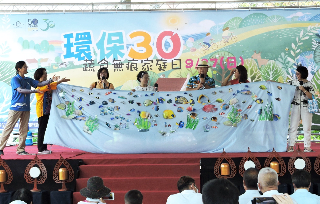 結合各界環保團體，讓環保議題的關注更寬廣，海洋國家公園志工隊以行動劇，傳遞人人維護海洋環境的重要。