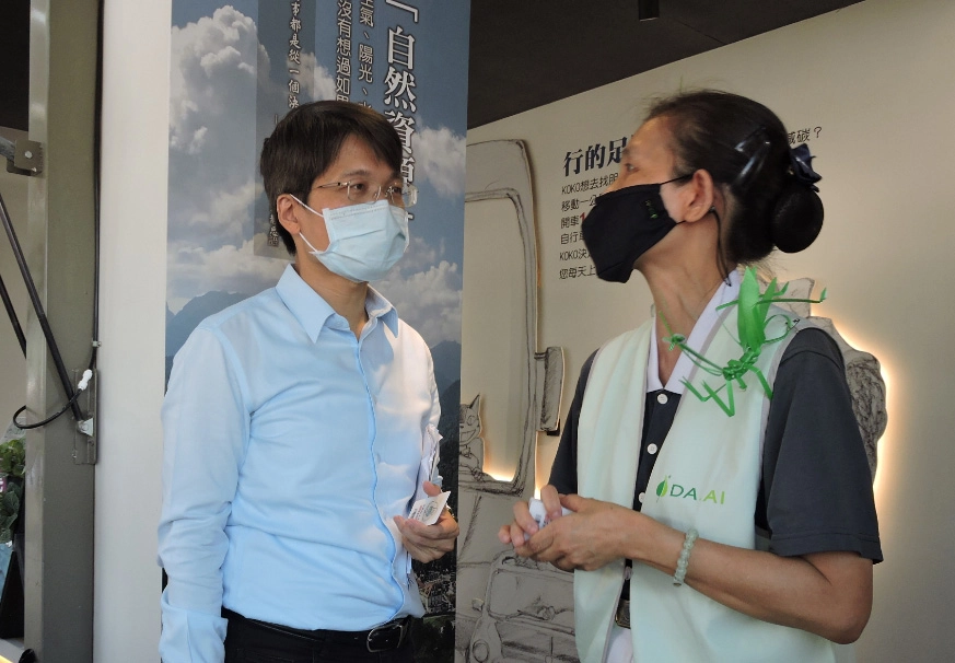 代表高雄市政府出席的農業局王正一代理局長(左)，對「行動環保教育車」的規劃設計非常肯定及讚嘆。