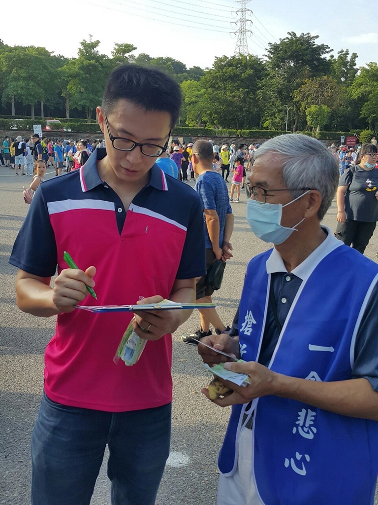 為幫助更多白血病患者，志工到人多的地方宣導造血幹細胞驗血活動。