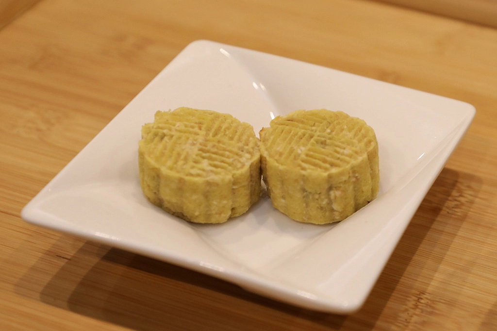 高纖、低脂的綠豆燕麥月餅，熱量不僅只有93大卡，糖分減少到5.3克，還多了1.6克的膳食纖維，讓民眾在吃應景的月餅時也可以吃得很健康。