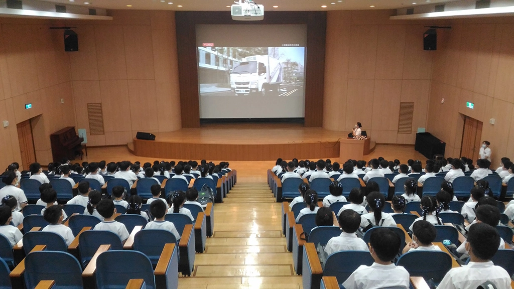 顏秀雯主任用廣告破除學生的性別刻板印象。
