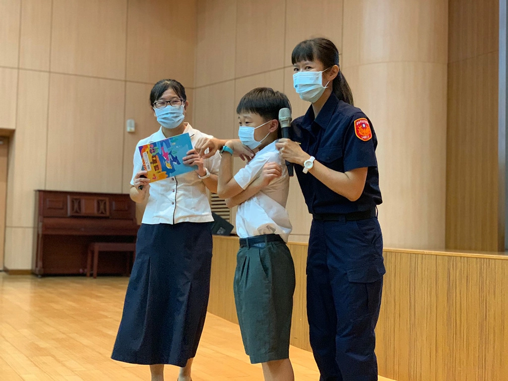 王姿嵐家防官用行動劇模擬危險狀況，引導學生自我保護的方式。