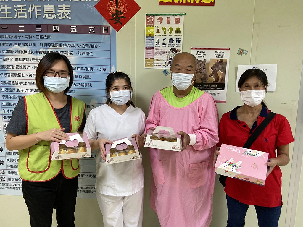 到宅家屬林媽媽(左二)帶親手做的蛋黃酥跟院民家屬(右二)分享。
