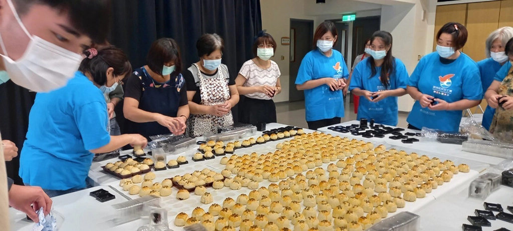 志工們認真製作數百個月餅。