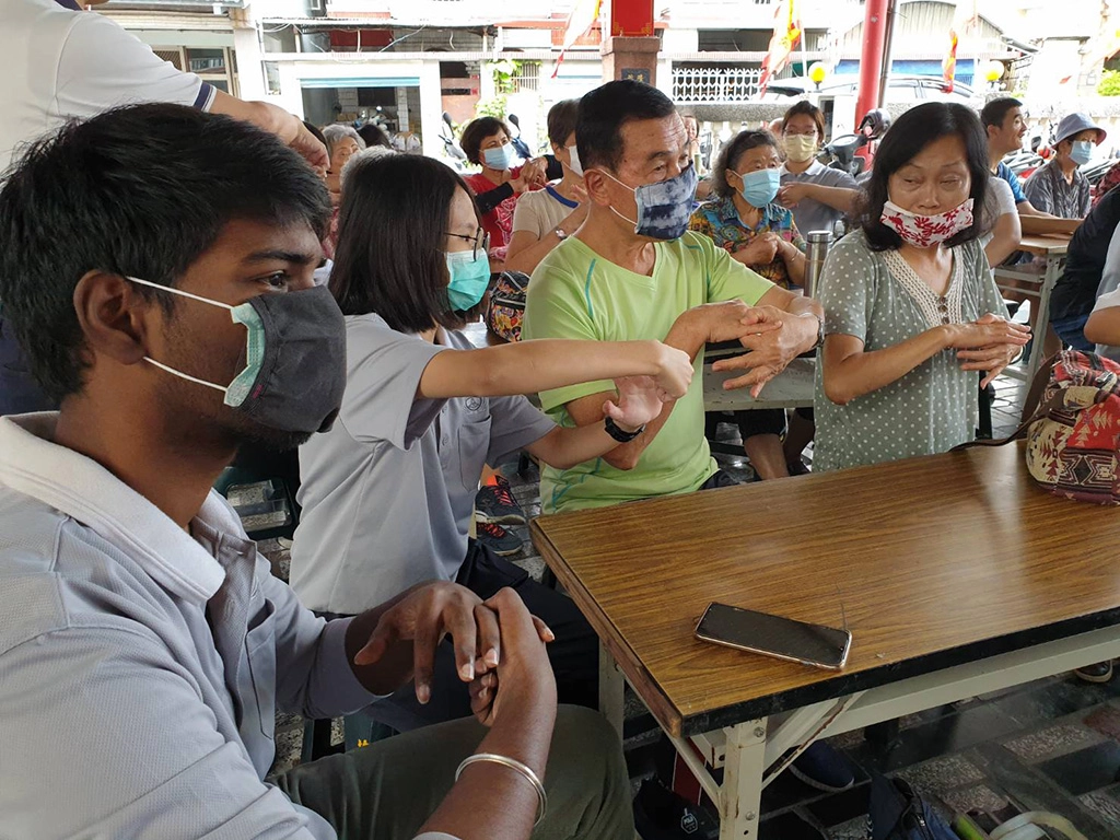 印度生Udhayabala Kanna是慈大分子生物暨人類遺傳學研究所新生，因為想要幫助人，所以開學不久就主動詢問人文處哪裡可以當志工。