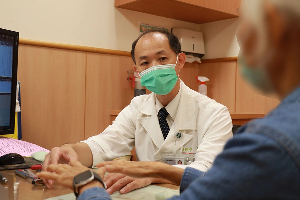 神經內科醫師郭啟中（圖左）透過生理檢查，確認憂鬱、恐慌的根源在心 理層面。