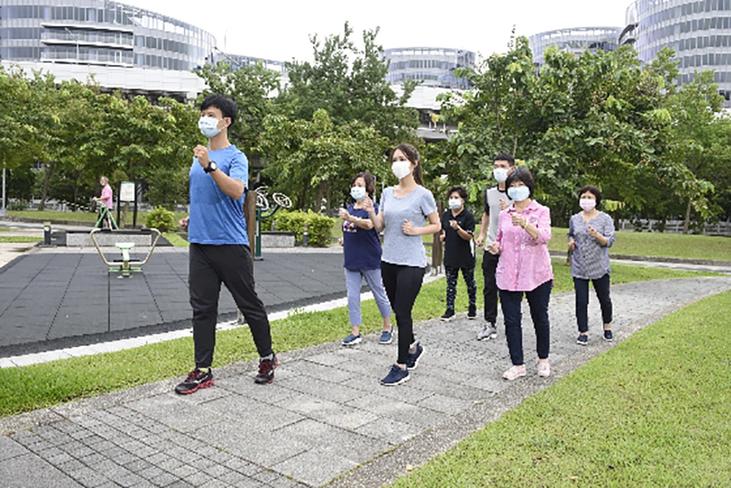 步道式：全家人可以一起在公園步道上健走，不但可以鍛鍊心肺能力與下肢肌力、肌耐力，還可以維繫親情並互相激勵，運動效果更好！