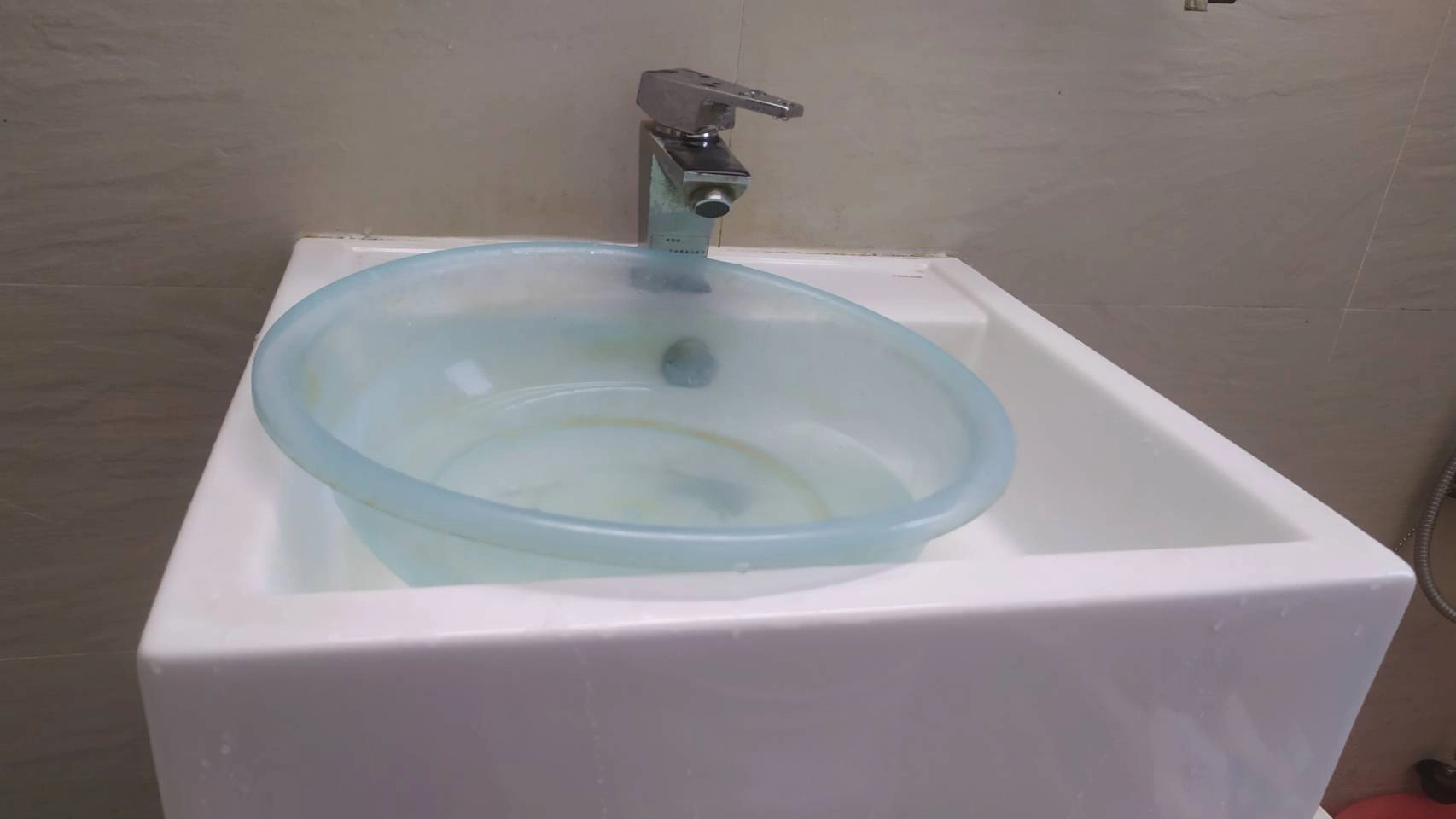 陳姓志工集取回收洗手水，用來沖洗馬桶、拖地等。(圖為慈濟基金會提供)
