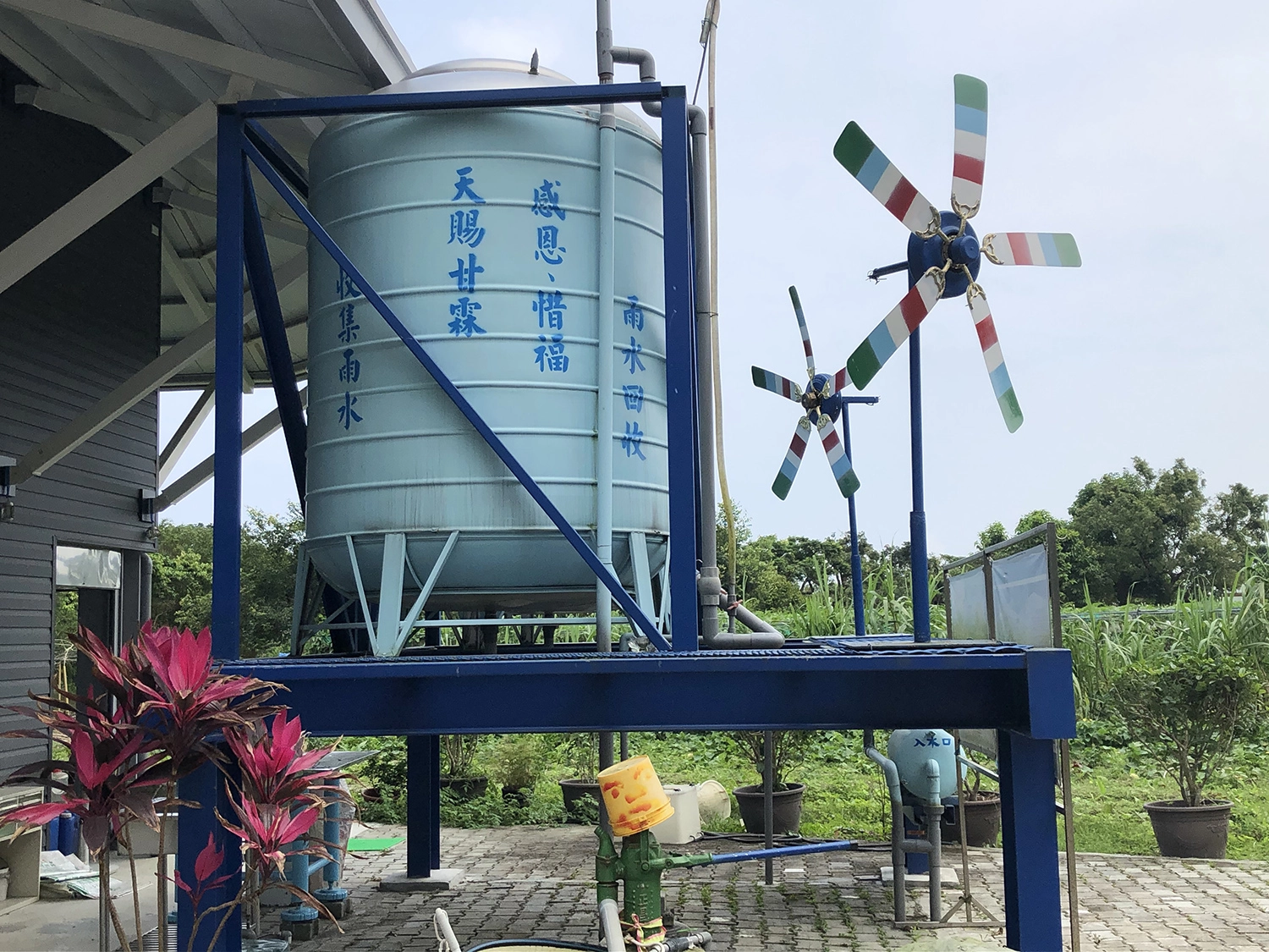 慈濟環保站安裝雨水水塔，供灌溉、清潔等使用。(圖為慈濟基金會提供)
