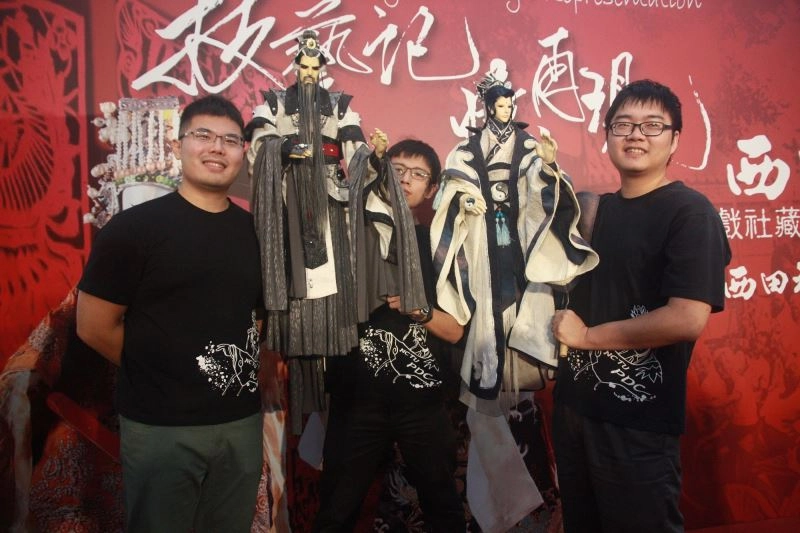 布袋戲社以自創的戲偶故事，要傳遞正向的知識與價值觀給小朋友。