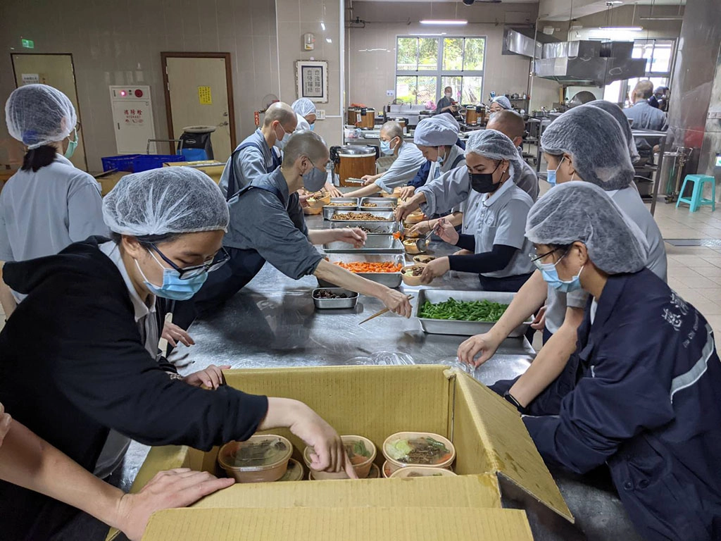 靜思精舍4月3日持續製作便當送往救災現場與殯儀館。