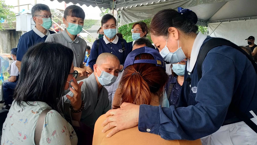 靜思精舍法師與志工關懷罹難者家屬。