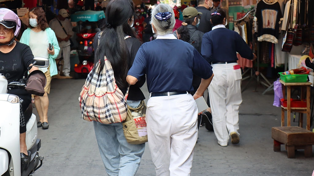 外地家屬人生地不熟，慈濟志工陪伴罹難者家屬購買往生者衣物。