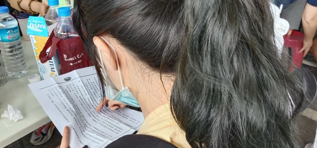 靜思精舍法師轉達證嚴法師的祝福，親手送上慰問信。