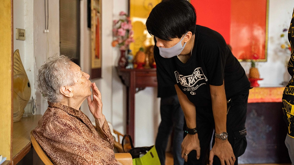逆風聯隊隊長邱奕醇以自身做為表率，鼓勵青少年用行動投入公益事務。