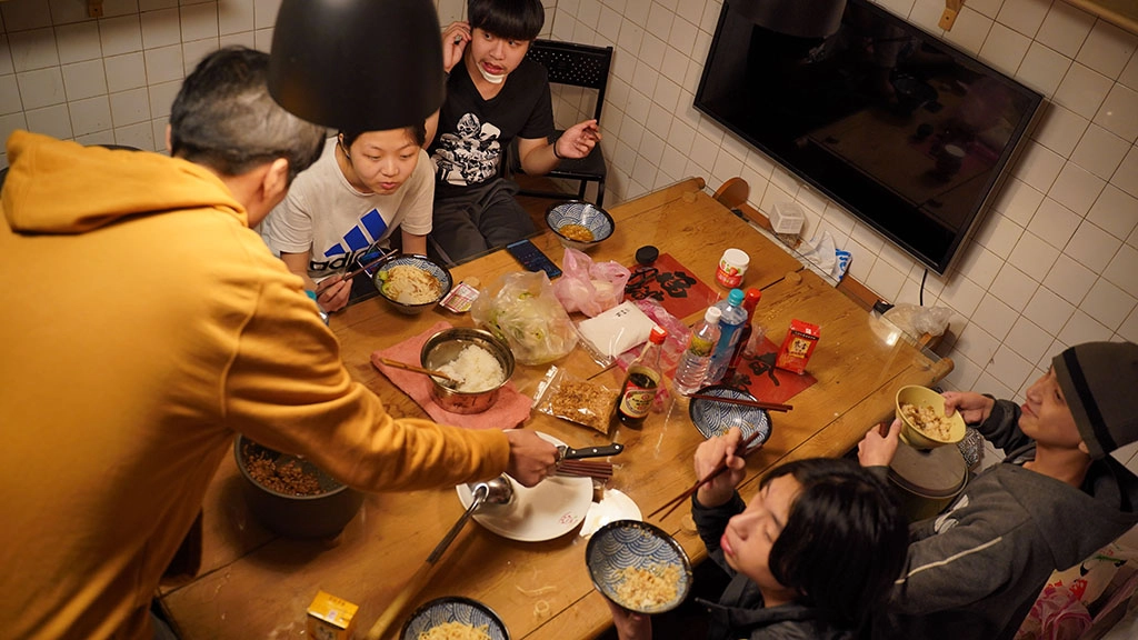 逆風聯隊辦理深夜食堂，讓青少年享用麵食的同時找到生活的價值及心靈歸宿。