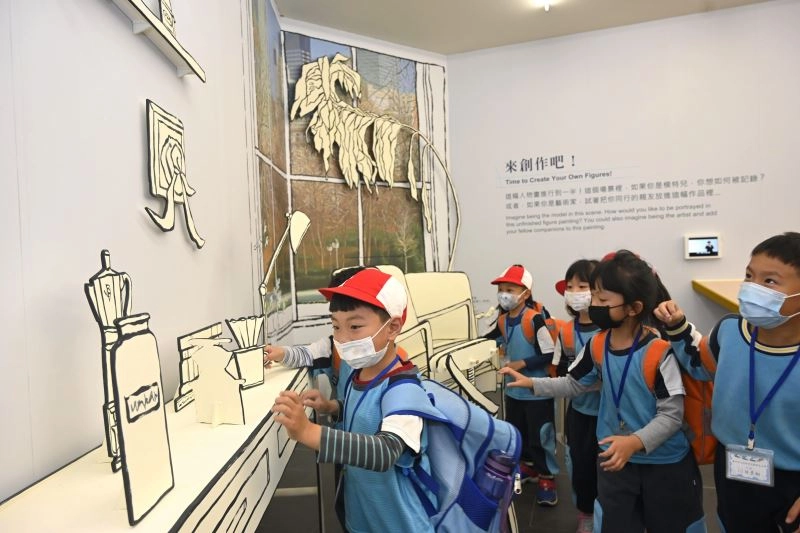兒童在國美館國美館「今天來看人物畫」為主題的近用體驗專區(Here_I_M)體驗多元感官體驗的互動展示。