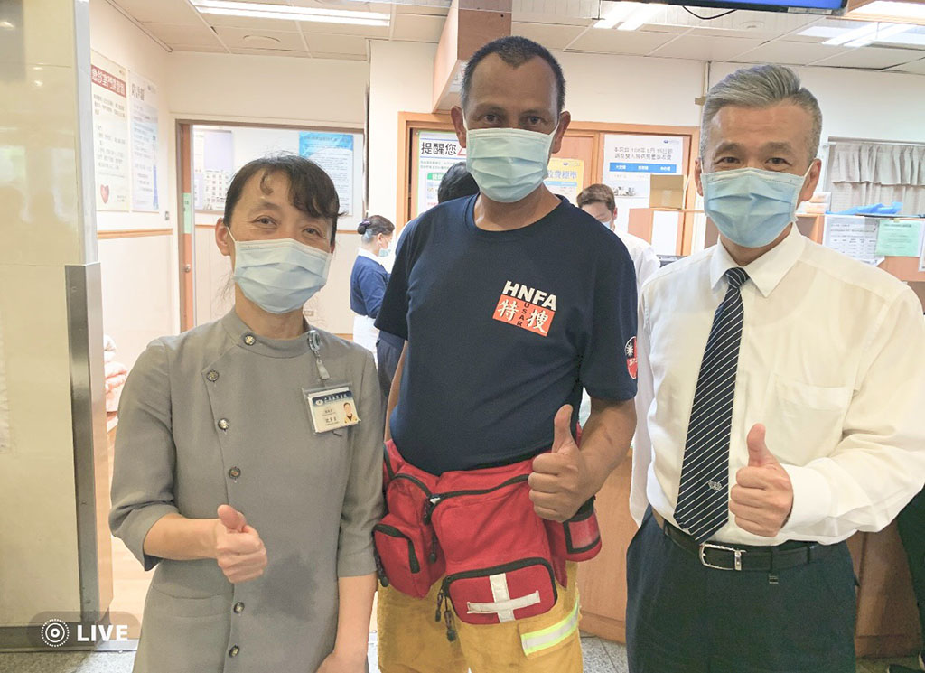 花蓮慈院夜間護理長涂炳旭(中)既是災難護理講師、也是搜救隊員。（圖:花蓮慈濟醫院提供）