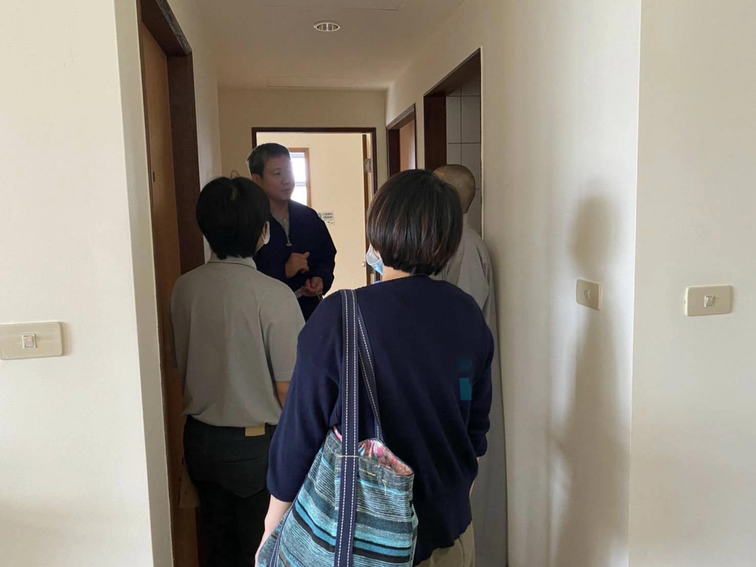 慈濟提供醫院旁的住所，讓傷者家屬就近照顧。