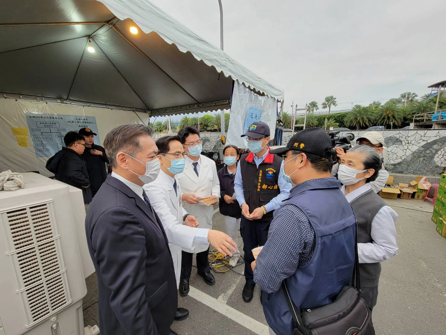 花蓮慈院院長林欣榮(左二)、何宗融副院長及慈濟基金會副執行長何日生(左一)等人問候花蓮警分局長郝心誠等人，承諾會全心全力協助警察朋友的身心健康。