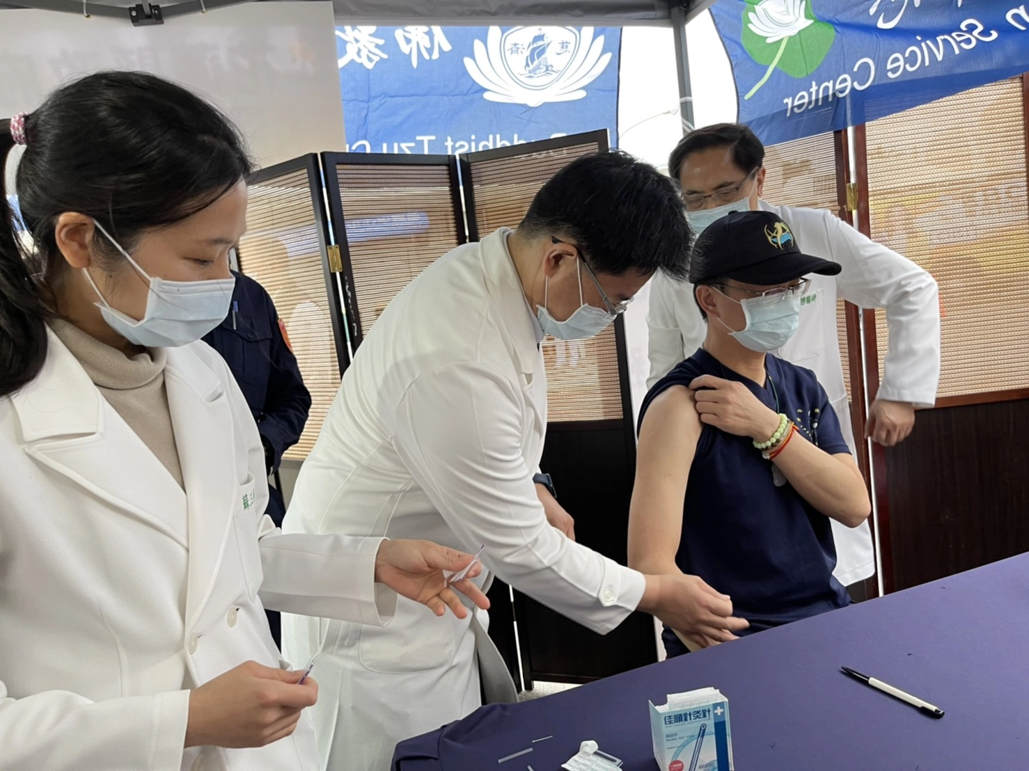 花蓮慈院副院長何宗融在院長林欣榮陪伴下，也特別在現場為有需要解壓的民眾進行關懷。