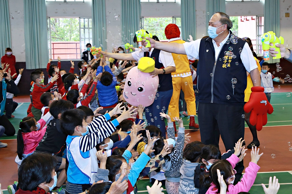 陳副市長與孩童一起遊戲。