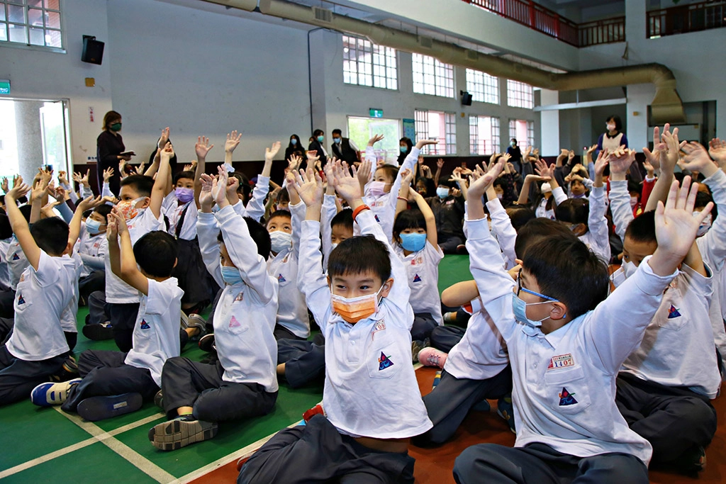 現場超過300位學童認真學習。