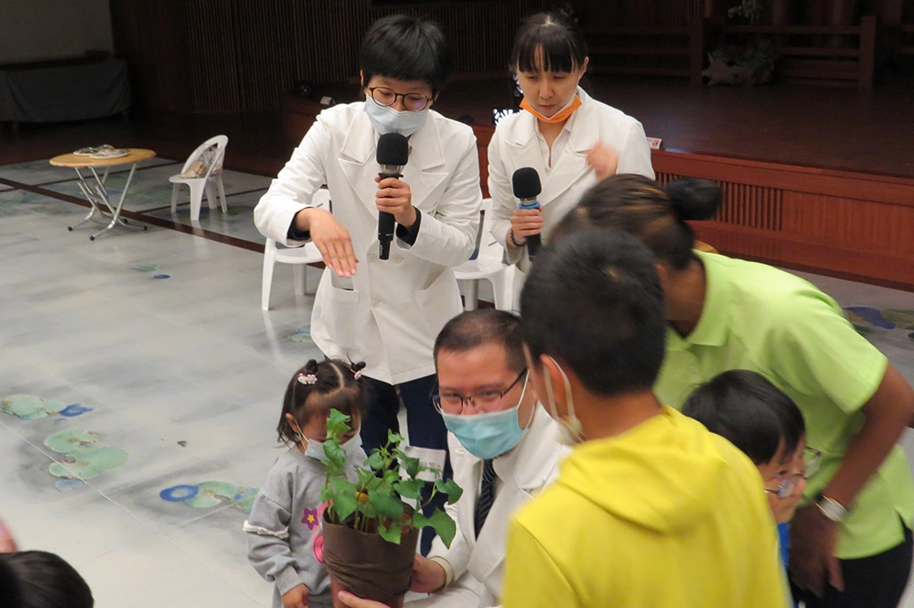 分站活動—花慈中醫部的中醫師哥哥、姊姊直接把中藥盆栽帶來現場，讓小朋友聞聞生鮮中草藥的味道。