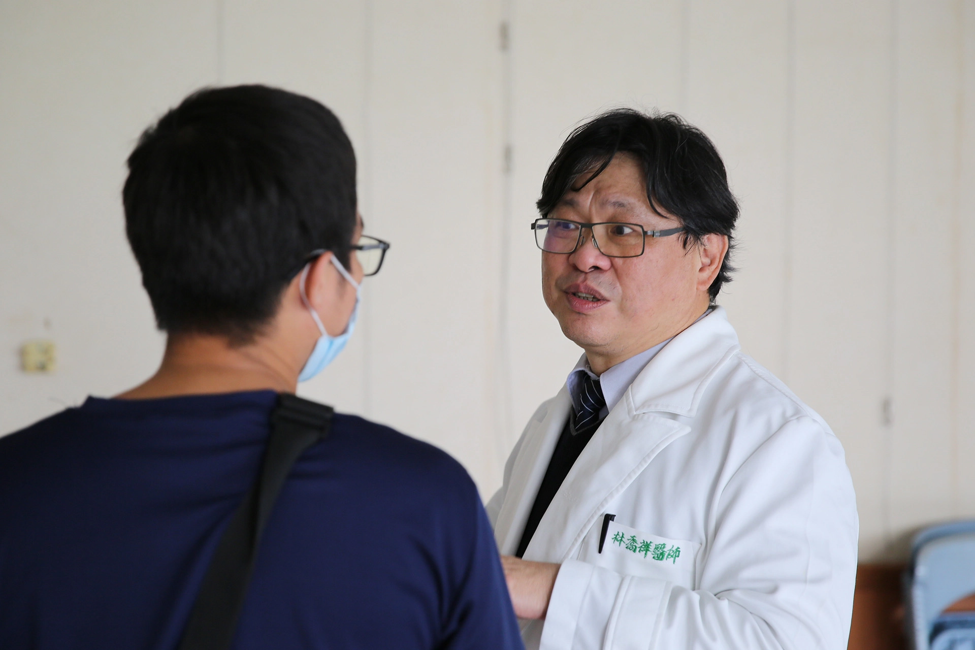 會後，有消防弟兄找林喬祥主任聊聊心事