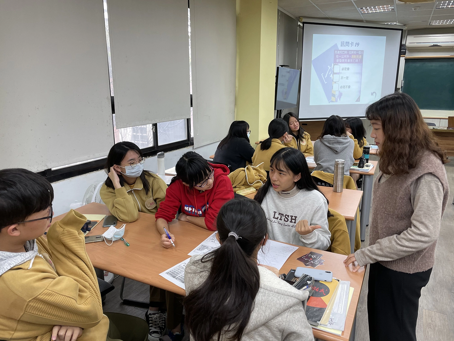 教師利用王牌檢察官桌遊引導學校案情發展，培養學生自我思考能力。