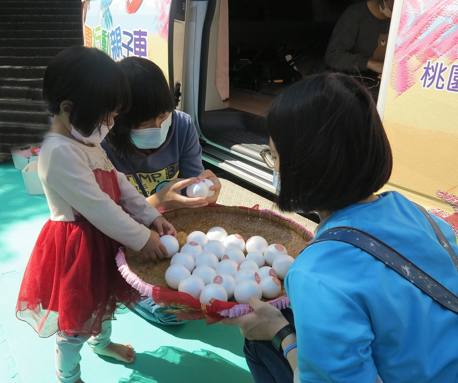 伊甸基金會承接桃市府委辦之行動親子車 搭載了許多繪本與教具供借閱。