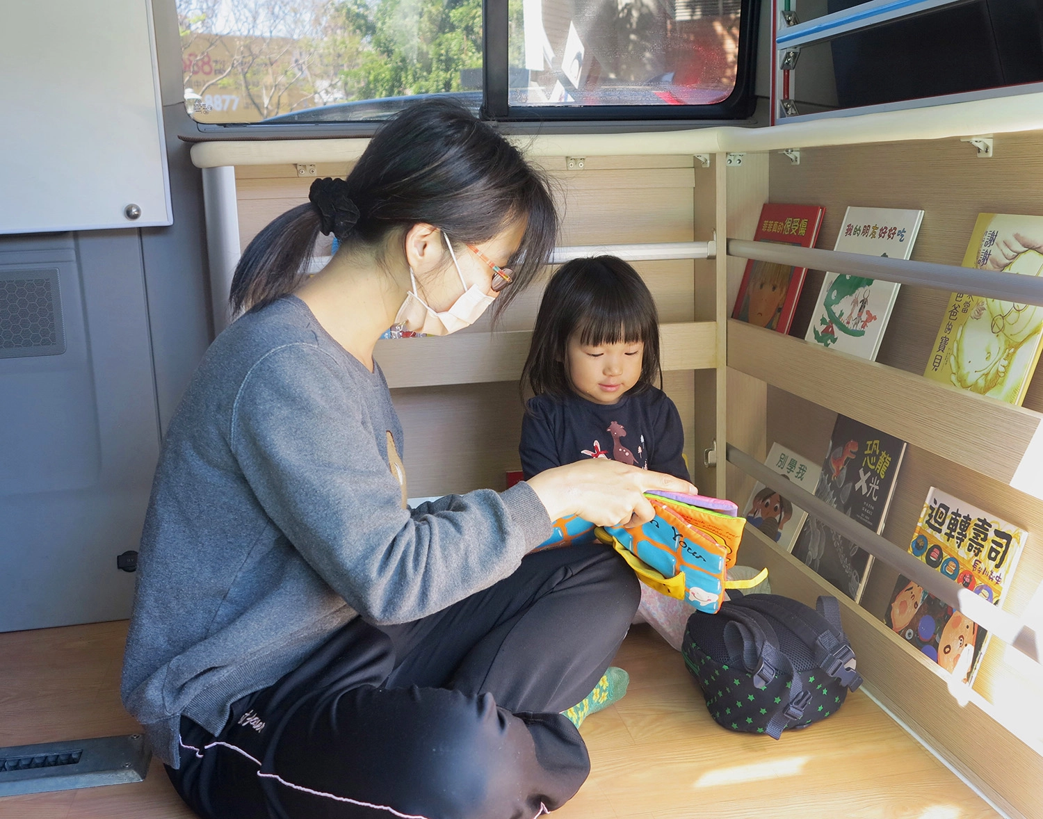 伊甸基金會承接桃市府委辦之行動親子車 搭載了許多繪本與教具供親子借閱。