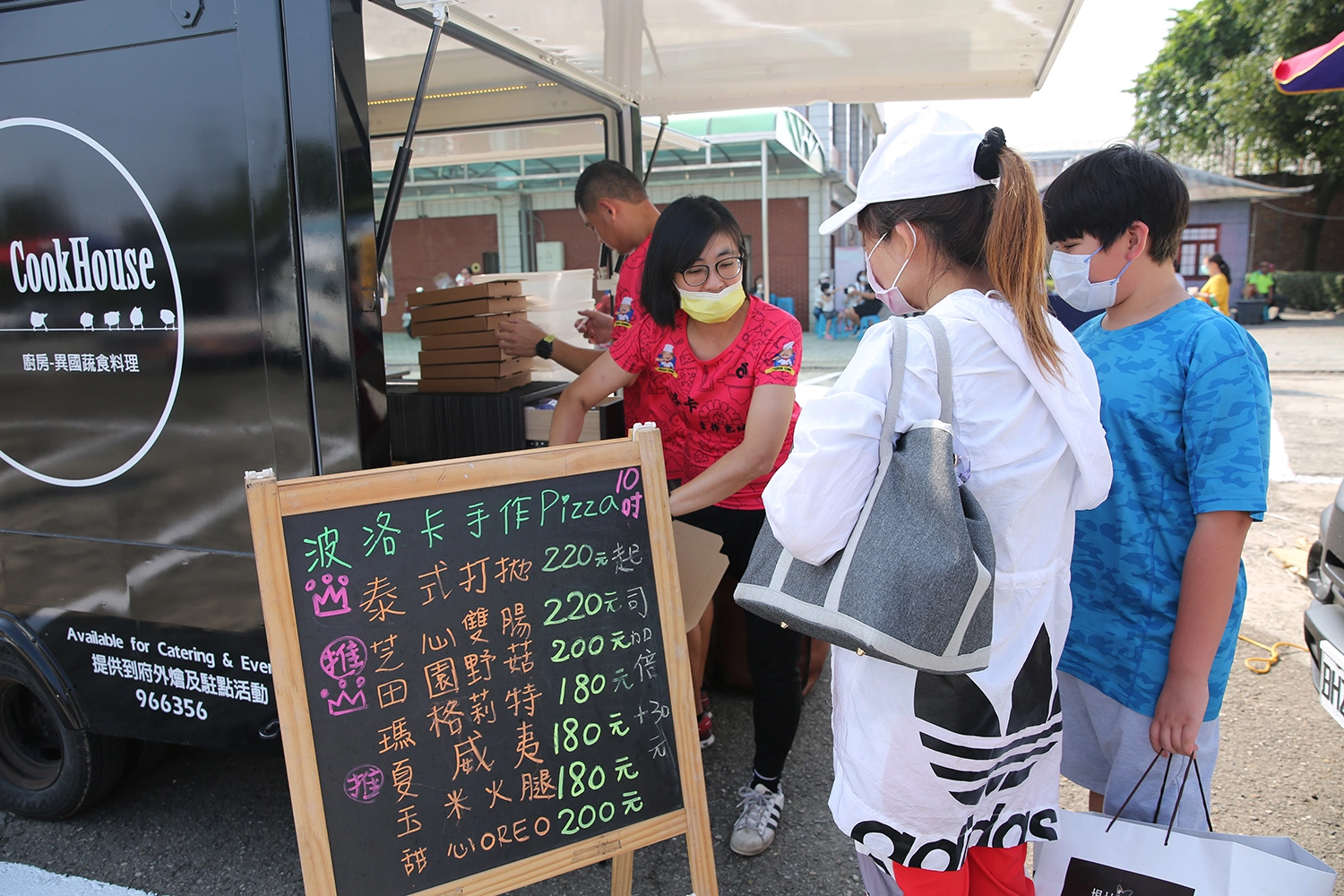 老闆娘呂虹璇深感，環境是大家的，如果一個人一餐素食，可以減少畜牧業的排碳量，又能自備環保碗餐具，都是對未來有很好的幫助。(攝影者:黃炳添)