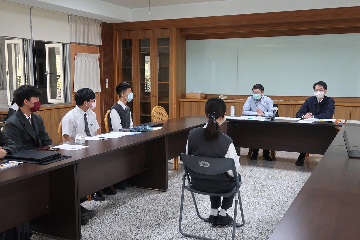 同學們共同聆聽師長的建議及回饋，期望第二階段皆能順利通過，邁向理想的學系。圖/王品方