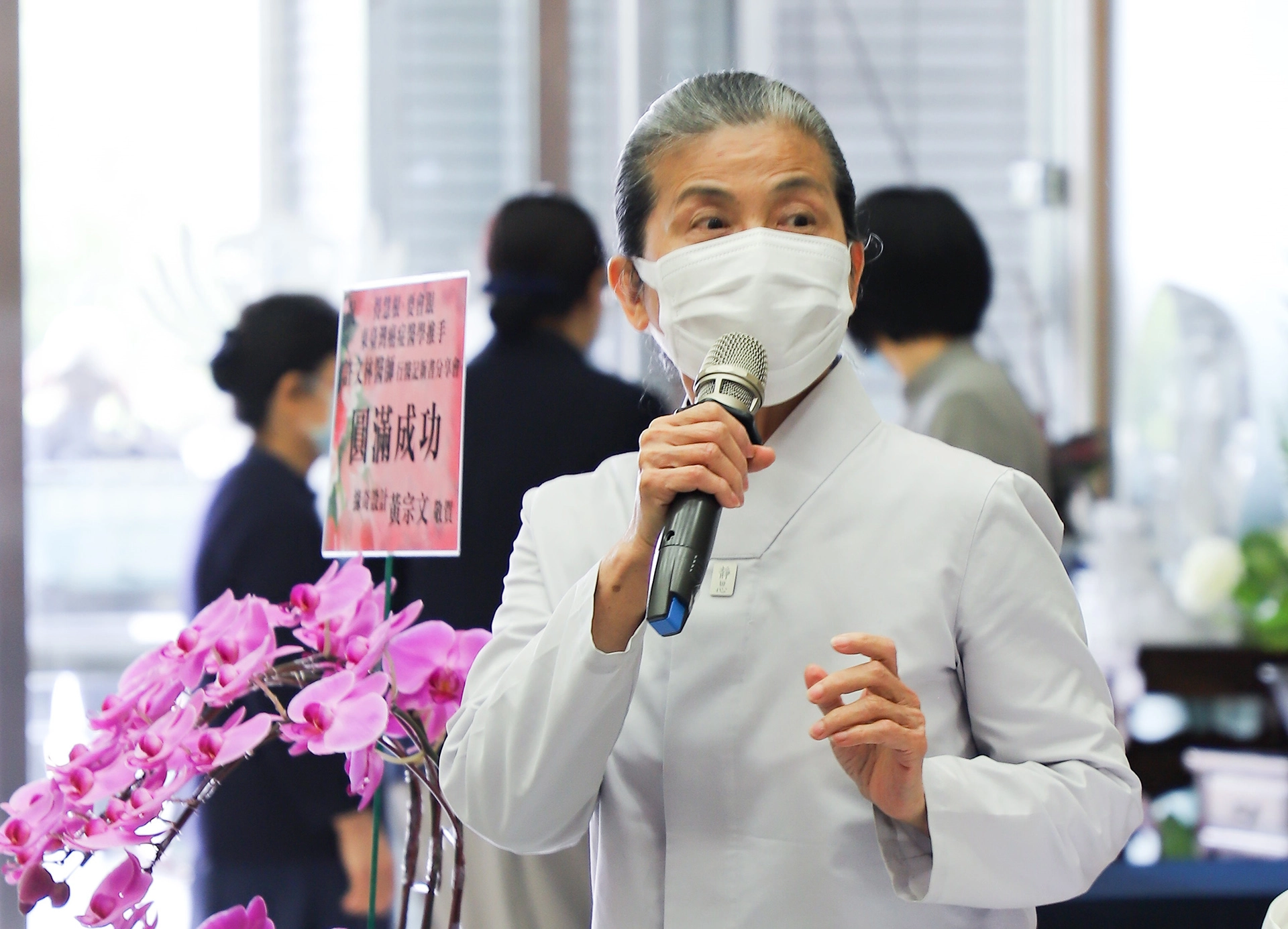 癌症關懷資深志工顏惠美（靜曦）師姊感恩許副院長用心帶起「癌症關懷小組」，凝聚志工的力量，一同參與照護病友及家屬的全人、全程身心照顧歷程。