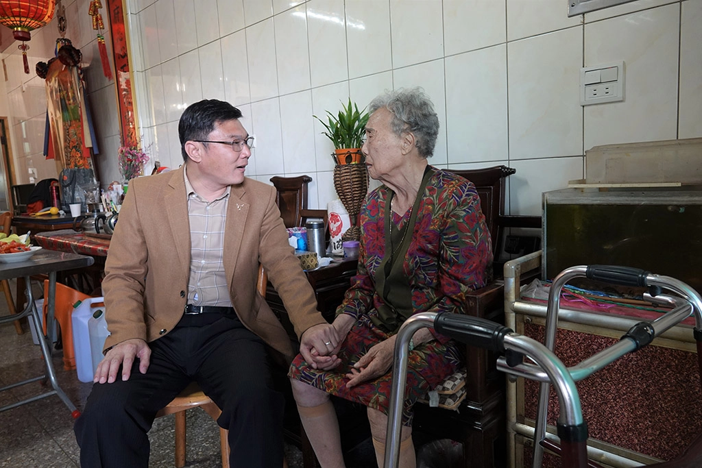 鹿港鎮長許志宏特別到施呂綉鳳阿嬤恭喜獲選為鹿港模範母親。