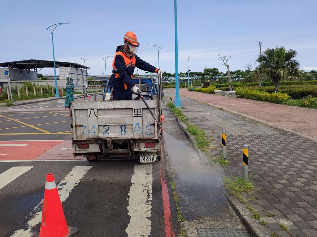 新北市環保局針對台北港周邊道路進行環境噴消作業。