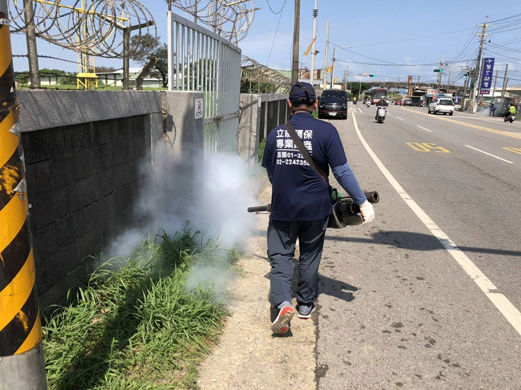 桃園市環保局委外針對桃園機場周邊進行噴消作業。