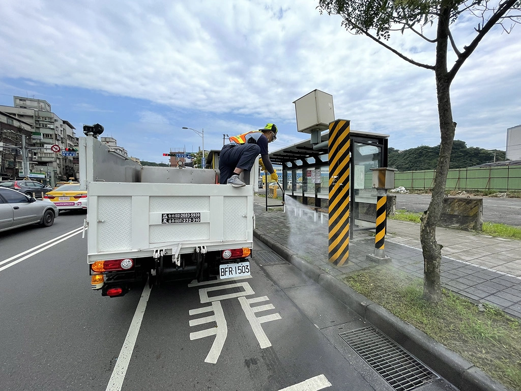 基隆市環保局委外針對基隆港周邊道路進行噴消作業。
