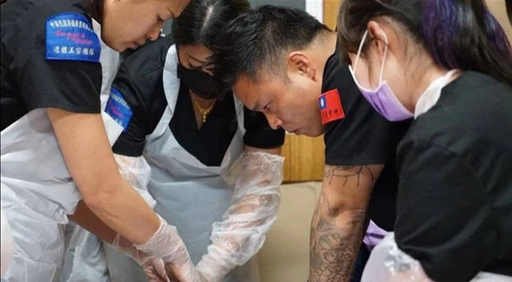 陳修將秉持「視逝如親」的理念，為所有亡者修復遺體。(76行者提供)