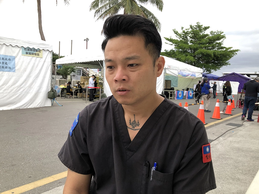 陳修將用「無緣大慈，同體大悲」的心念，為罹難者家屬修補心中的「缺角」。(攝影：陳誼謙)