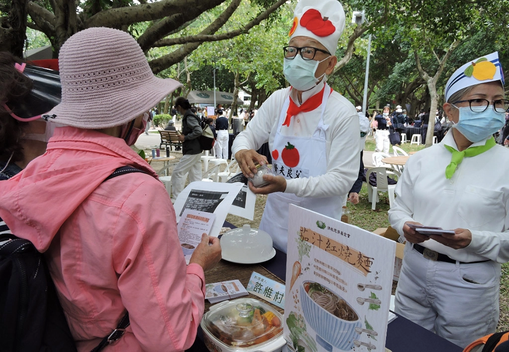 「賢夫良父」爸爸們現場秀蔬食廚藝，分享蔬食心得。