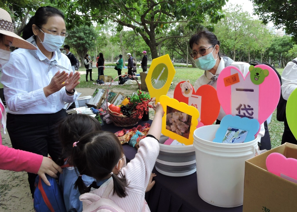 用愛護地球、疼惜大地的心參與，透過熱鬧活潑的闖關遊戲、寓教於樂、音樂饗宴等主題，體驗身心靈環保清淨的正能量。