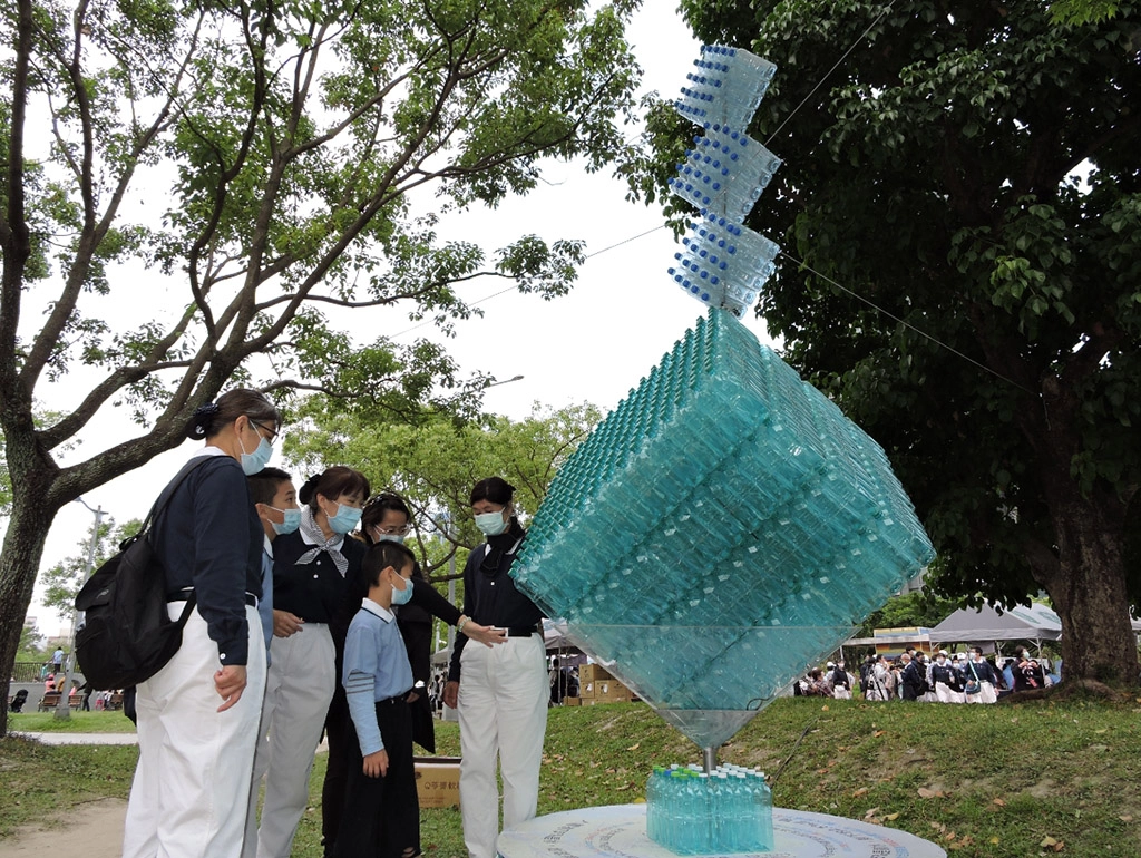 「環保藝術」展示區，一件件令人驚嘆的藝術作品，均由一個個資源回收而來的創作，讓人看見「化廢為寶」的神奇力量。