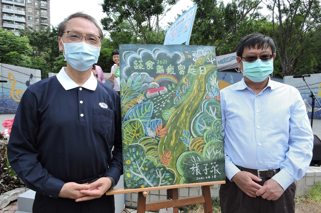 慈濟連續第三年舉辦「蔬食無痕家庭日」，環保署長張子敬(右)、慈濟基金會顏博文執行長(左)歡迎社會大眾一同響應環保並落實在生活。