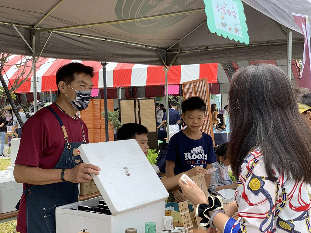 冰滴咖啡攤主喜歡參與蔬食市集與不同市集形形色色的人交流。