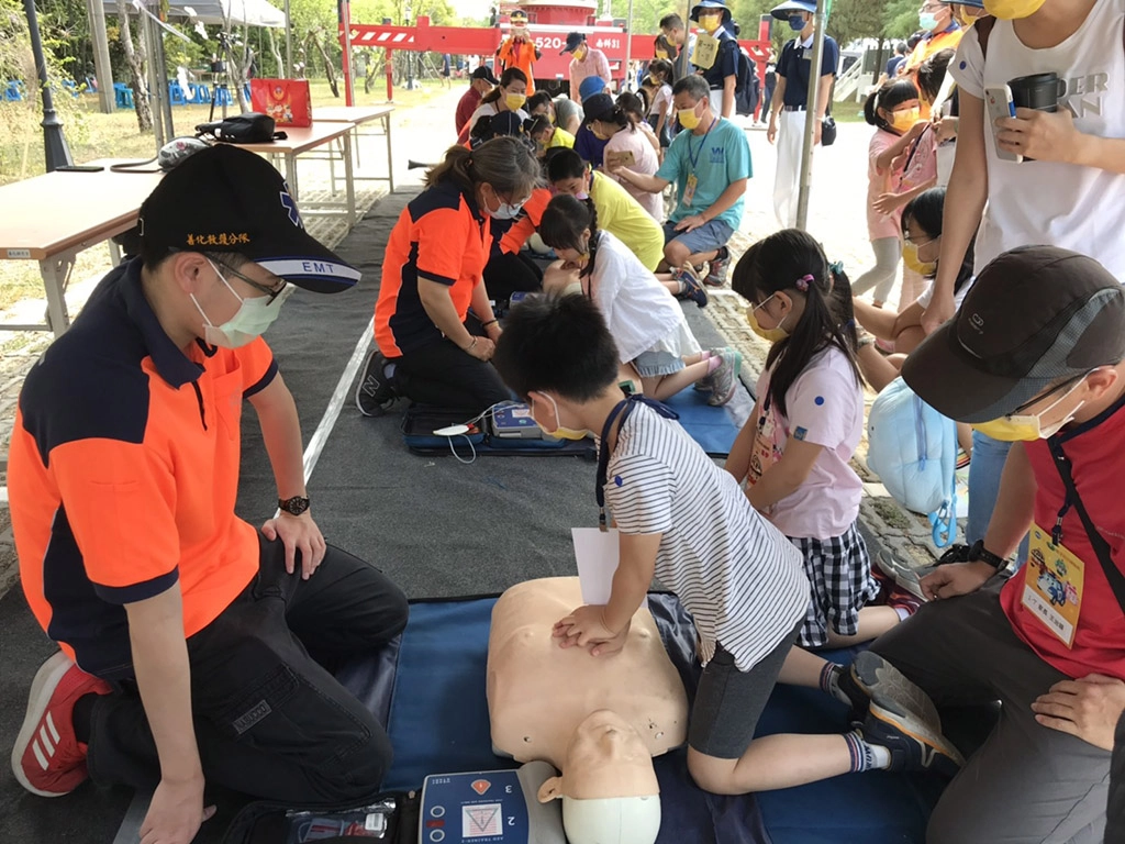 台南善化救護分隊特別在慈濟善化園區舉辦的親子防災總動員活動，讓學童實際演練急救體驗。